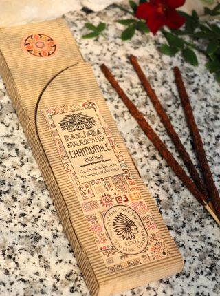 ✨ Nežná vůně heřmánku, která obejme tvou duši a promění domov v oázu klidu. Každá pryskyřičná tyčinka je malým rituálem –...