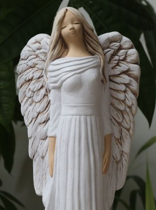 ✨ Anděl Selena ✨ Jemný anděl strážný v bílé barvě, který do domova přináší klid, čistotu a světlo. 💫 Je symbolem nových...