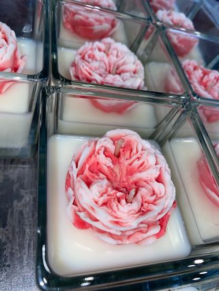 🌸 Sójová svíčka Sì 🌸 Něžná, ženská a sebevědomá – přesně jako ty. Vůně broskve, růže a vanilky, která tě obejme, když...